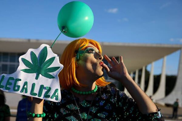Cientos de personas marchan por la legalización de la marihuana en Brasil - Mundo - ABC Color