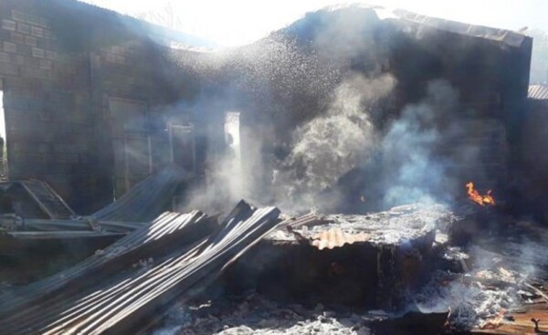 Incendio consumió por completo una vivienda en Hernandarias