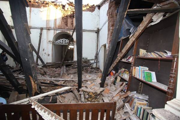 Crónica / Histórica casa de más de 200 años casi mata del susto a una familia