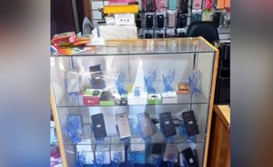 Roban celulares tras violentar el blindex de un local en San Alberto