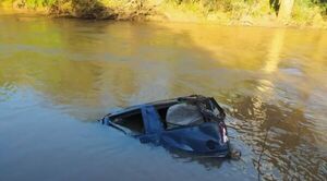 Vehículo cayó al agua y conductor falleció