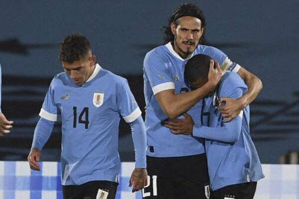 Cavani abre con doblete festival de la Celeste en despedida de afición - Fútbol Internacional - ABC Color