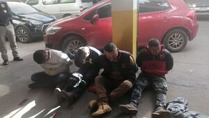 Detienen en Luque a cuatro hombres con órdenes de captura y frondosos antecedentes - Policiales - ABC Color