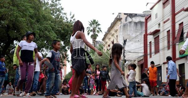 La Nación / Indígenas apostados en la avenida Artigas piden abrigos y frazadas para sobrellevar el frío