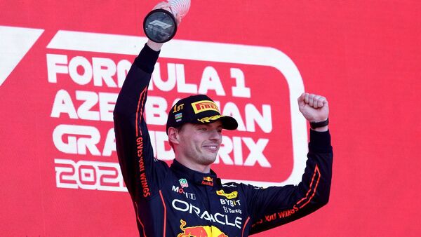 Verstappen refuerza liderato al ganar en Bakú