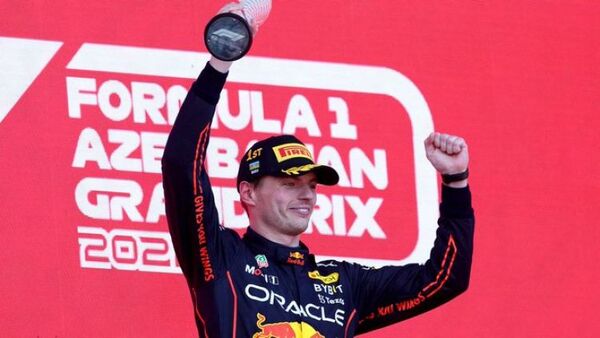 Max Verstappen refuerza liderato al ganar en Bakú