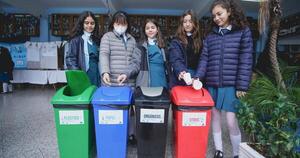 Alumnos aplican prensa de basura para selección y reciclaje de residuos