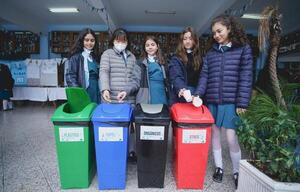 "Ambitec": inauguran prensa compactadora de reciclaje en colegio capitalino