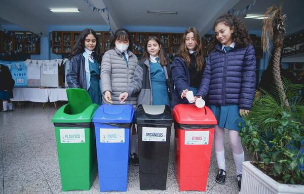 "Ambitec": inauguran prensa compactadora de reciclaje en colegio capitalino