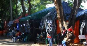 La Nación / Acampan en pasillos del Ineram: familiares de internados denuncian falta de medicamentos