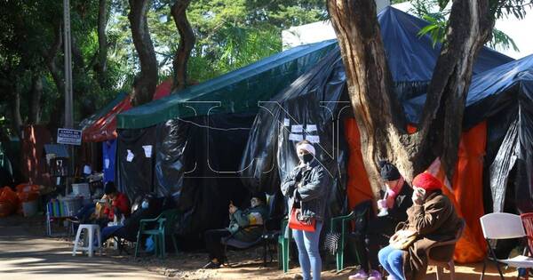 La Nación / Acampan en pasillos del Ineram: familiares de internados denuncian falta de medicamentos
