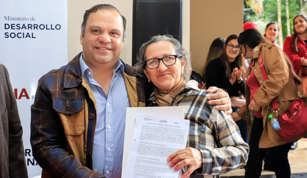Firman contratos de Tekoha y actas de compromiso con familias de Tekoporã de CDE - Noticiero Paraguay