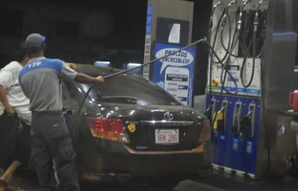 En Argentina restringen venta de gasoil a extranjeros - La Clave