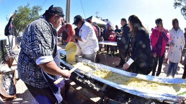 Paraguarí se luce con la sopa paraguaya más larga del mundo