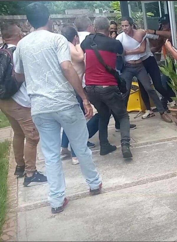 Chavistas agreden a Guaidó durante visita en el oeste de Venezuela
