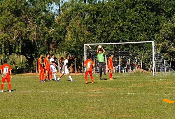 Inédito: a los 51 años es arquero titular en el fútbol loreteño