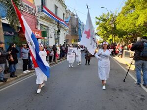 Ex alumnos de varios colegios dieron color al desfile por la Paz del Chaco - Nacionales - ABC Color