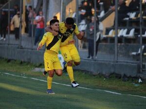El “Canario” gana y vuela alto en la Primera B - Fútbol - ABC Color