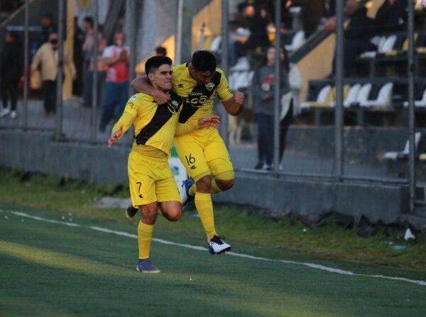 El “Canario” gana y vuela alto en la Primera B - Fútbol - ABC Color