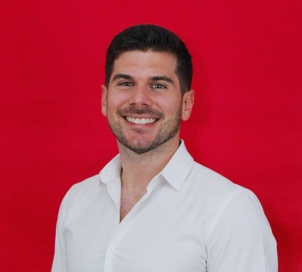 Farandulero “mbatara” intenta justificar su cambio de bando