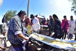Paraguarí se luce con la sopa paraguaya más larga del mundo - Radio Imperio