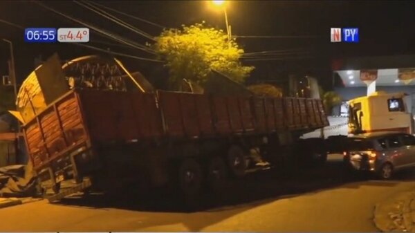 Camión con 30 toneladas de hierro volcó en Fernando de la Mora | Noticias Paraguay