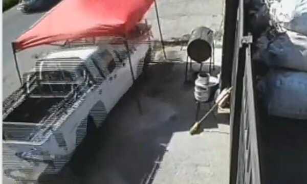 Explotó cubierta de vehículo y atropelló puesto de venta en San Lorenzo