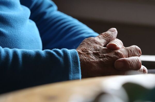 Cuando tiemblan las manos, ¿qué se esconde detrás de ese tremor? - Estilo de vida - ABC Color