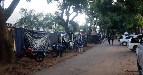 La Nación / Pese al frío, familiares de pacientes del Ineram siguen en las precarias carpas