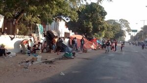 Integrantes de comunidades Indígenas acampan sobre Avda. Artigas y piden abrigos y colchones