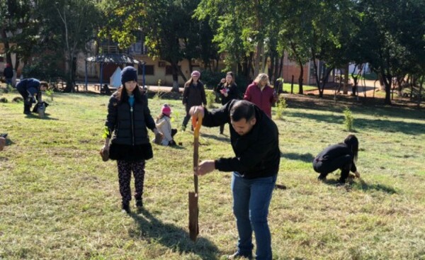 Realizan arborización con el apoyo de universitarios y emprendedoras