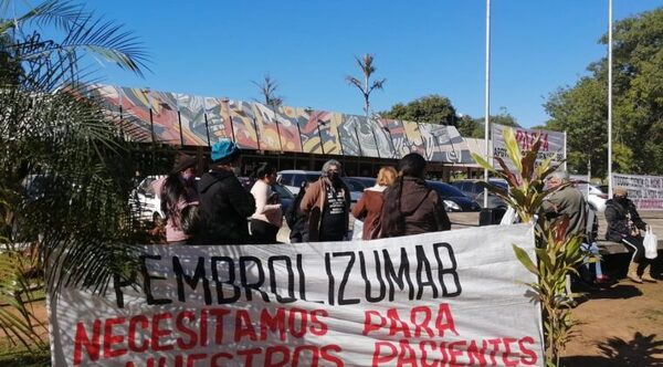 Pacientes con cáncer y familiares protestan frente al INCAN ante la falta de medicamentos e insumos