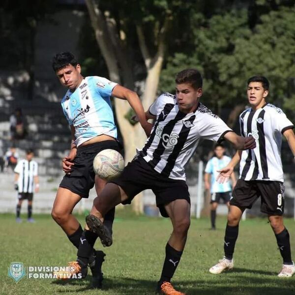 Sub 18: la cima sigue siendo de Libertad   - Fútbol - ABC Color