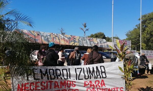 Pacientes con cáncer se manifiestan para exigir medicamentos