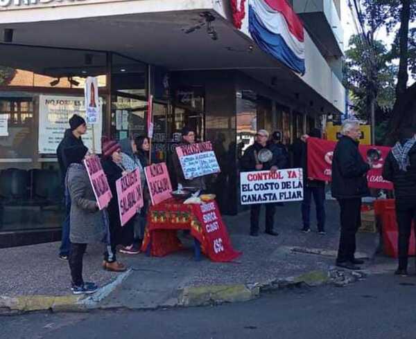 Trabajadores se manifiestan exigiendo aumento de salario mínimo, además de lo anunciado