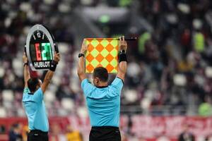 Diario HOY | IFAB aprueba la opción de hacer cinco cambios de forma permanente