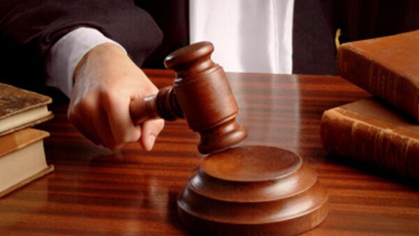 Tras divorcio, demandó a hijastro por todo lo que gastó en él