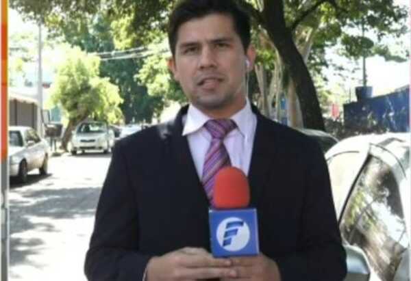 (VIDEO) Ñemotĩ de cronista de tv en medio de informe