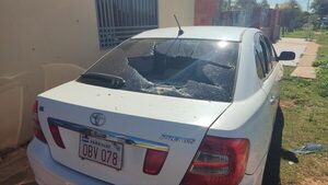 Indígenas atacan y rompen el parabrisas del auto de una docente