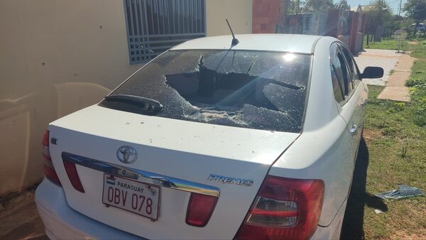Indígenas atacan y rompen el parabrisas del auto de una docente