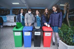 Estudiantes inauguran prensa compactadora de reciclaje para utiliza en institución educativa