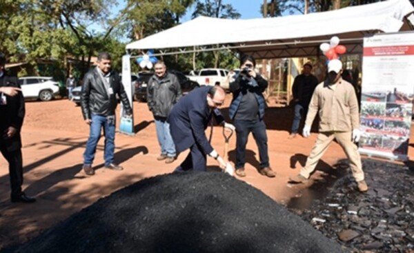 Palada inicial para la construcción de pavimento en Hernandarias