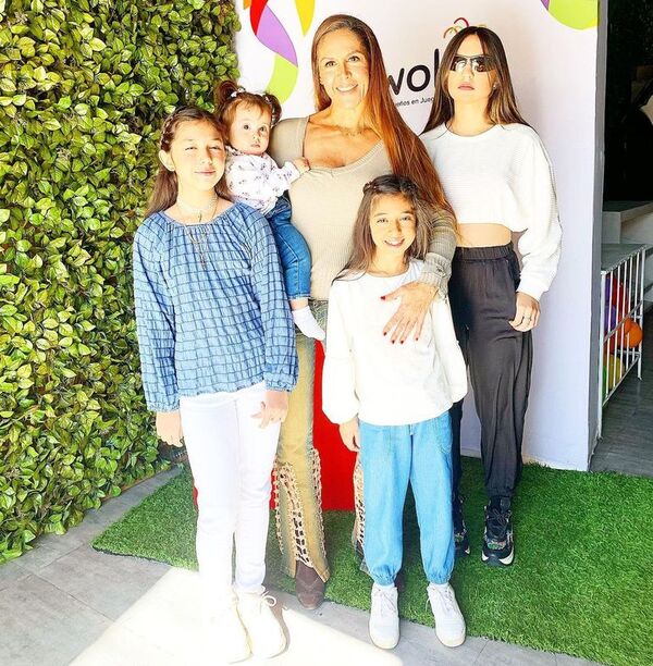 La tercera hija de Ingrid Poka cumplió nueve años - Gente - ABC Color