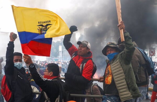 Ecuador: Indígenas bloquean rutas en protesta contra el Gobierno por suba de combustibles - ADN Digital