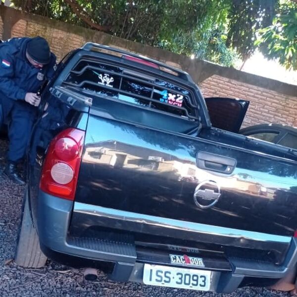Camioneta robada fue abandonada al costado de un motel