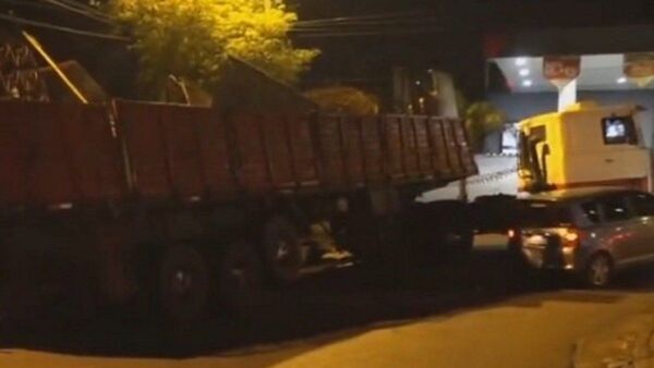 Camión con 30 toneladas de hierro vuelca en Fernando de la Mora