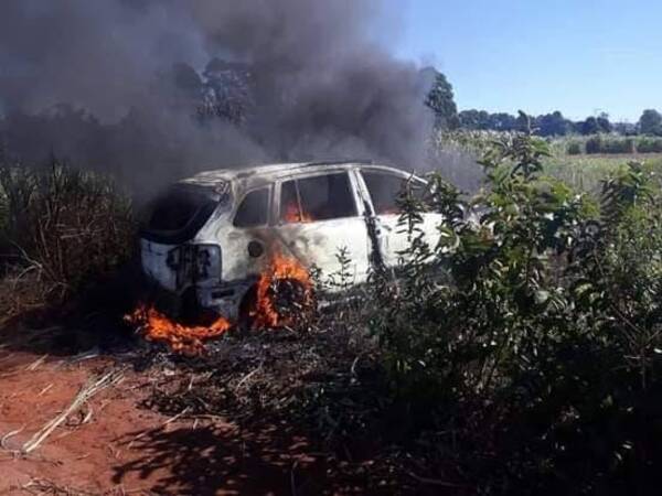 Crónica / Se llevan miles de dólares e incineran un auto