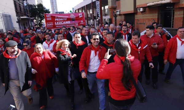 Raúl Latorre inscribió su precandidatura y lo acompañaron más de tres mil candidatos para las Seccionales Coloradas