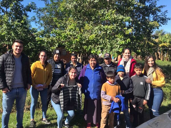 Jóvenes Sampedranos recorrieron barrios entregando más de 150 abrigos donados