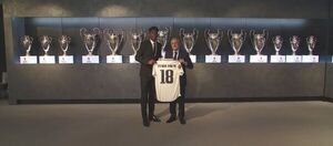 Tchouaméni firma su contrato y posa con el 18 que deja libre Gareth Bale
